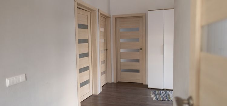 Utólag beépíthető ajtó barna színben